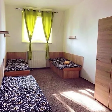 Jánošíkovské Izby Hostel *